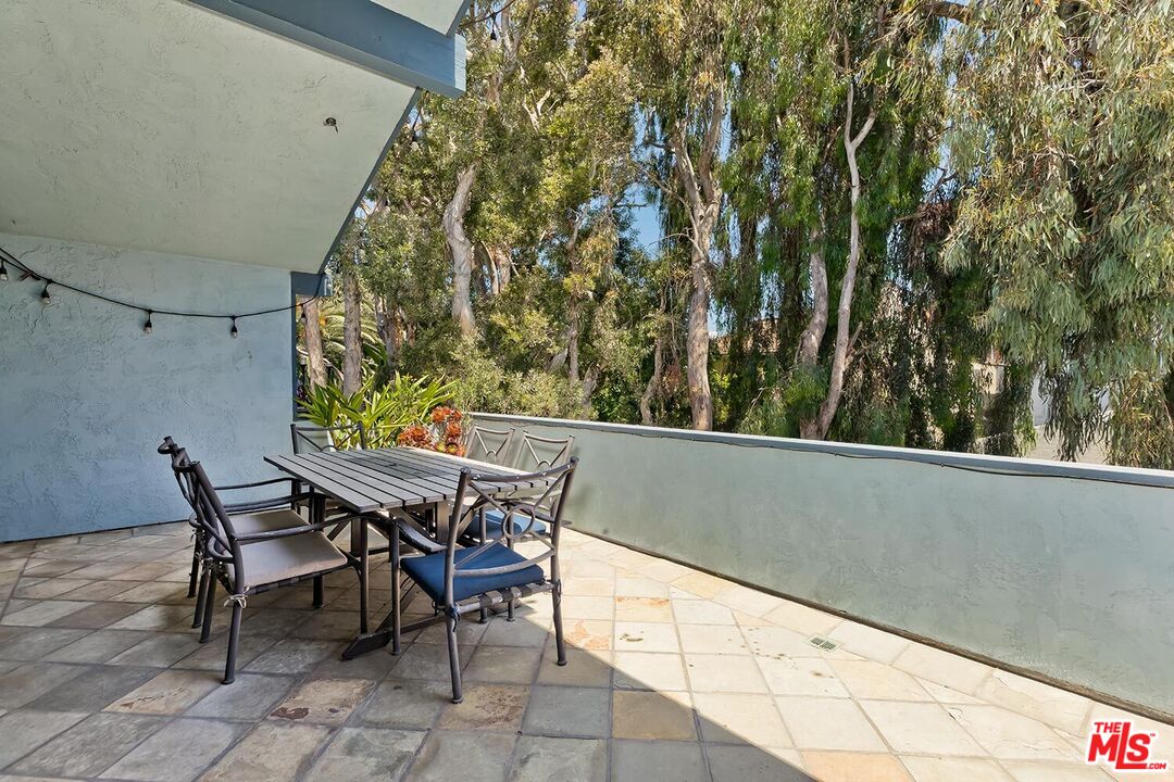 25 20th Ave