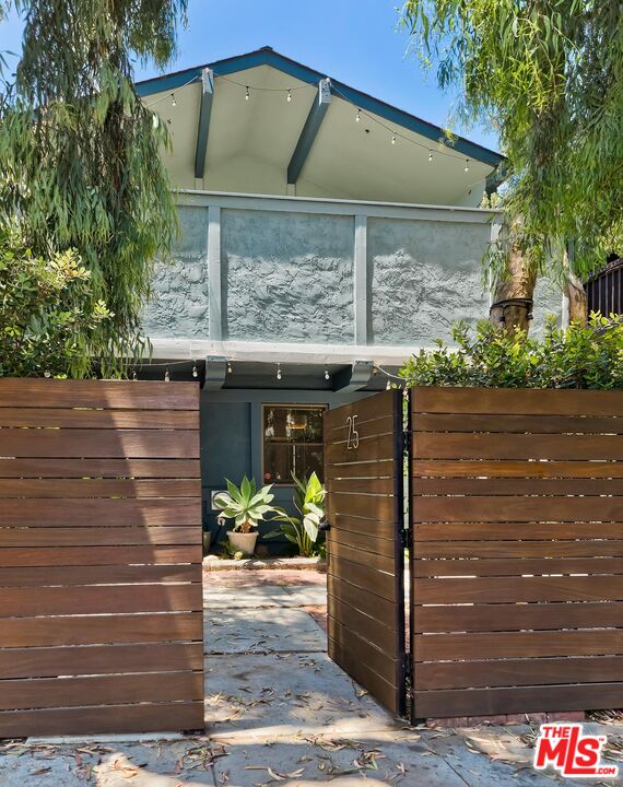 25 20th Ave