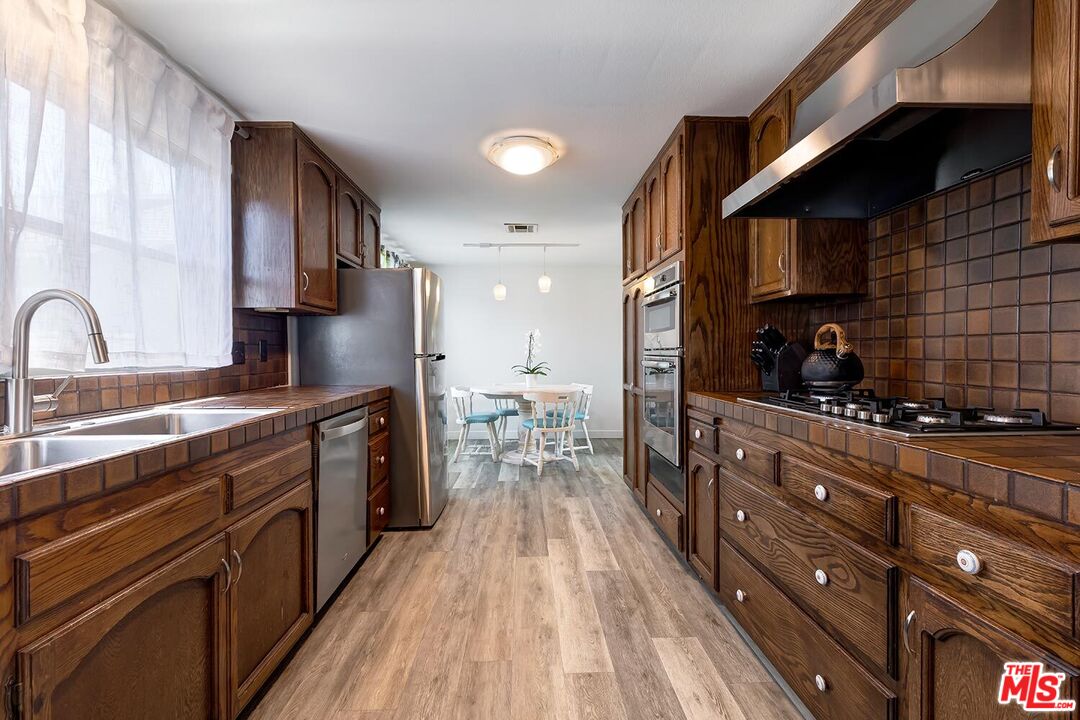 25 20th Ave