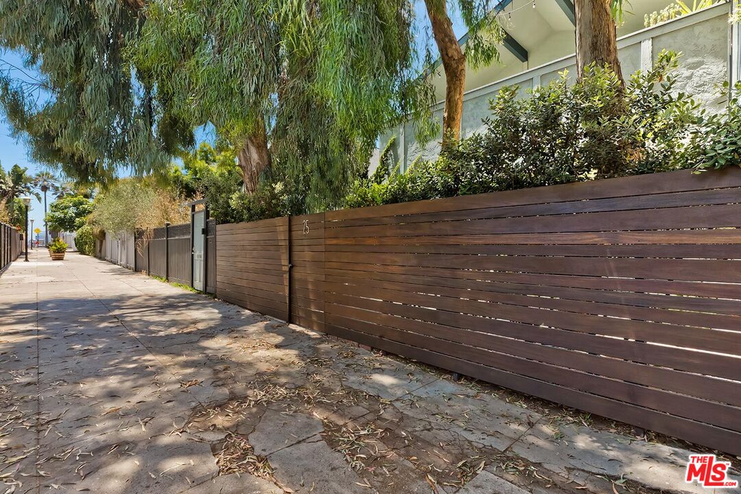 25 20th Ave