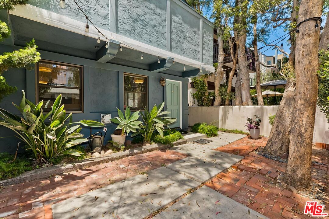 25 20th Ave