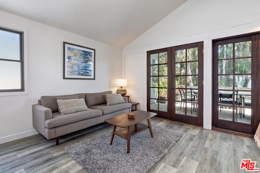 25 20th Ave
