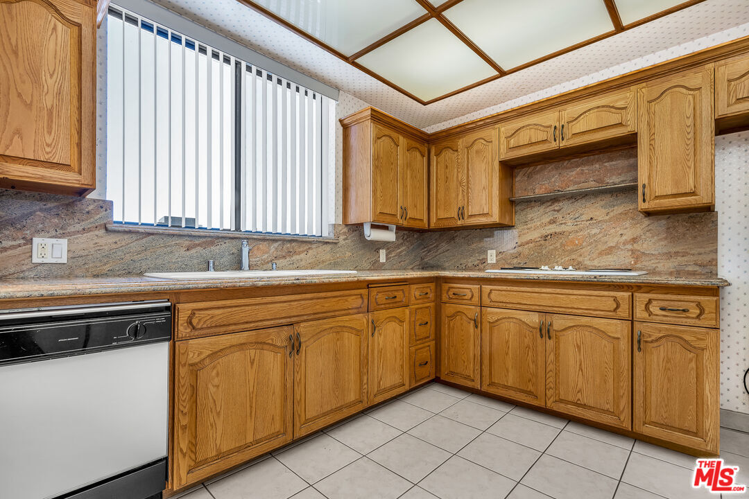 126 N Croft Ave Unit: 302