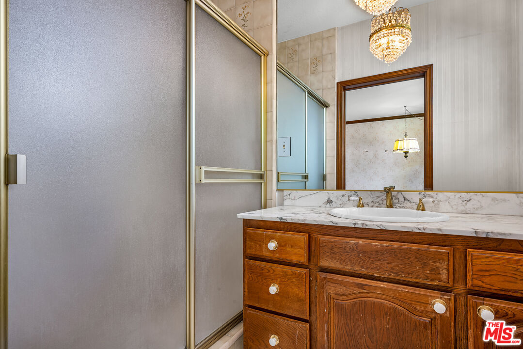 126 N Croft Ave Unit: 302