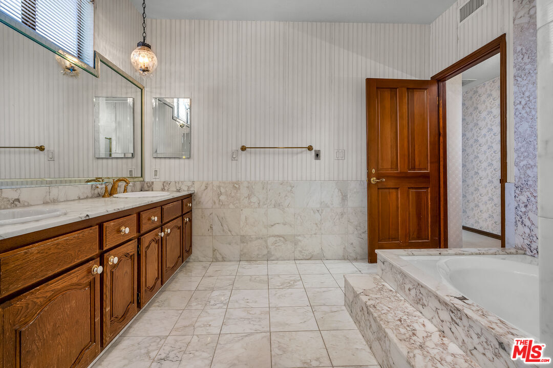 126 N Croft Ave Unit: 302