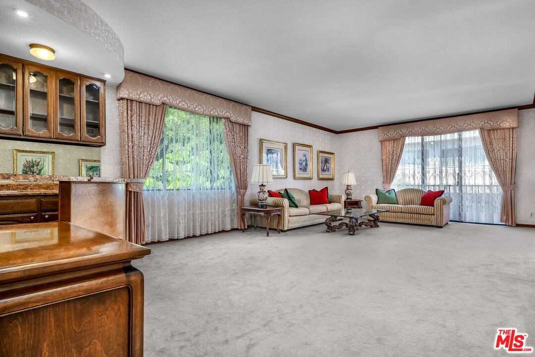 126 N Croft Ave Unit: 302