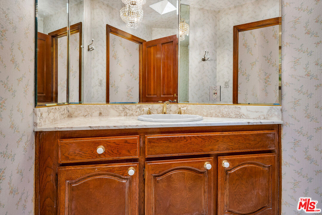 126 N Croft Ave Unit: 302