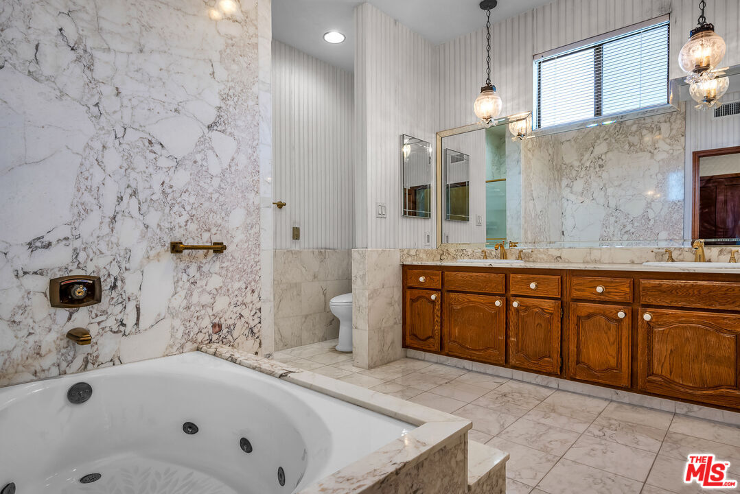 126 N Croft Ave Unit: 302