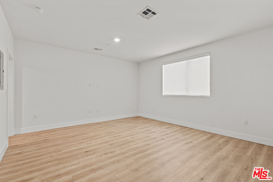 5832 Virginia Ave Unit: 402