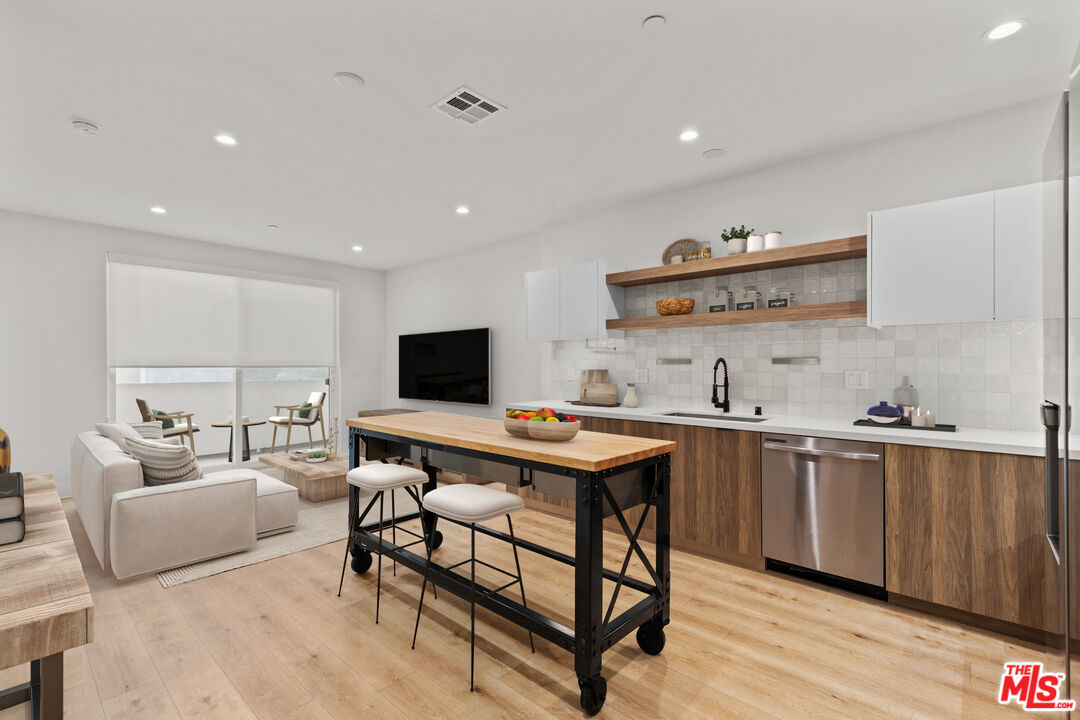 5832 Virginia Ave Unit: 402