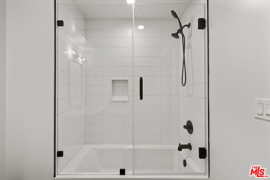 5832 Virginia Ave Unit: 402