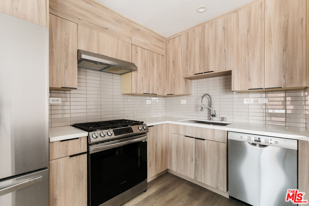 1307 Tamarind Ave Unit: 2