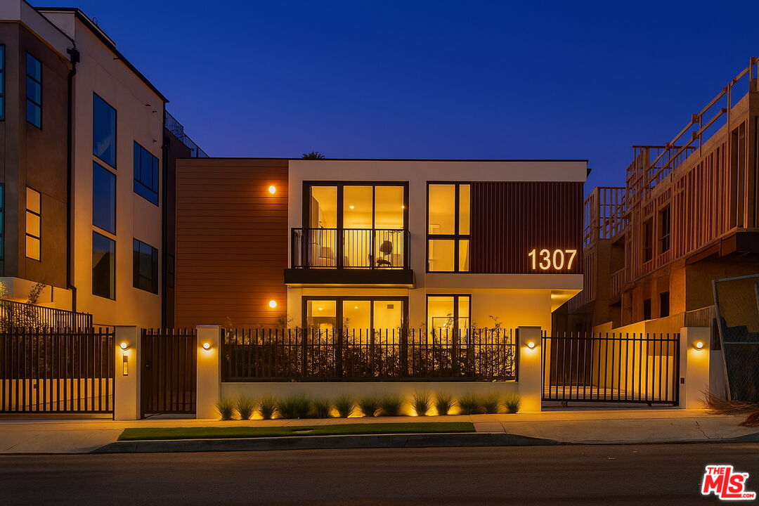 1307 Tamarind Ave Unit: 2