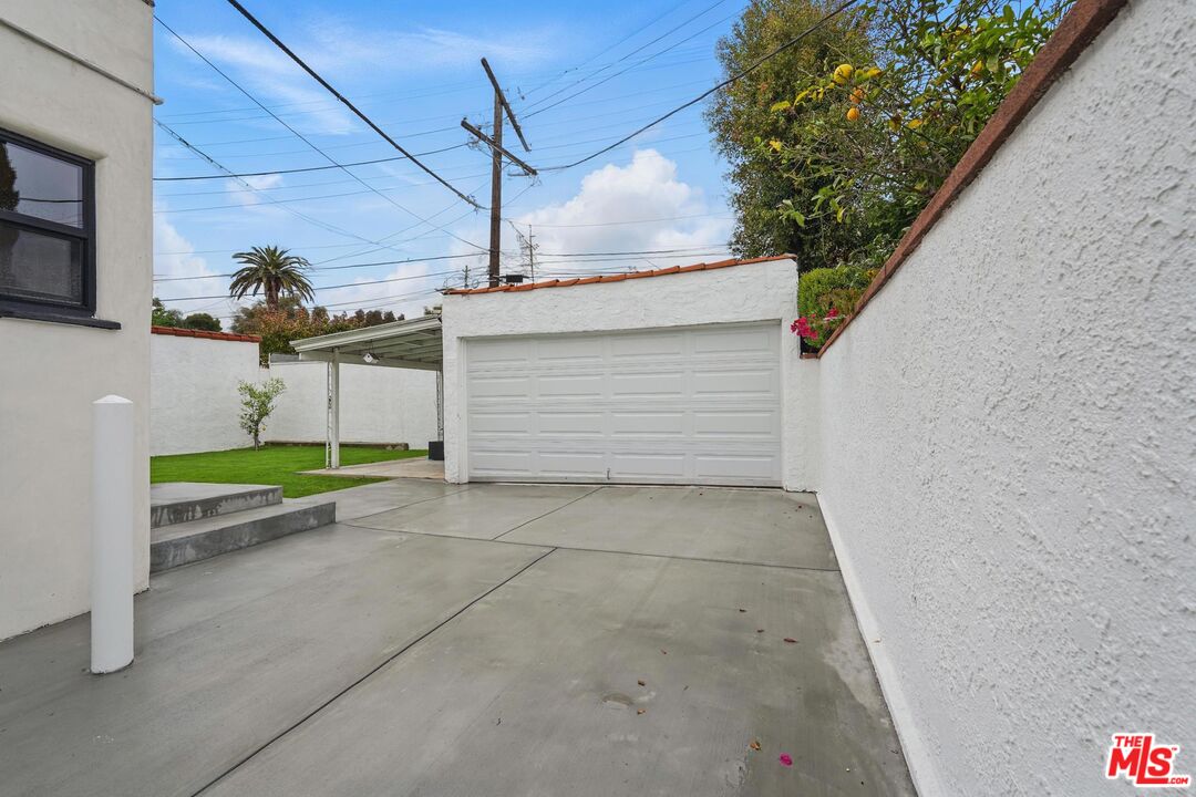8919 Beverlywood St