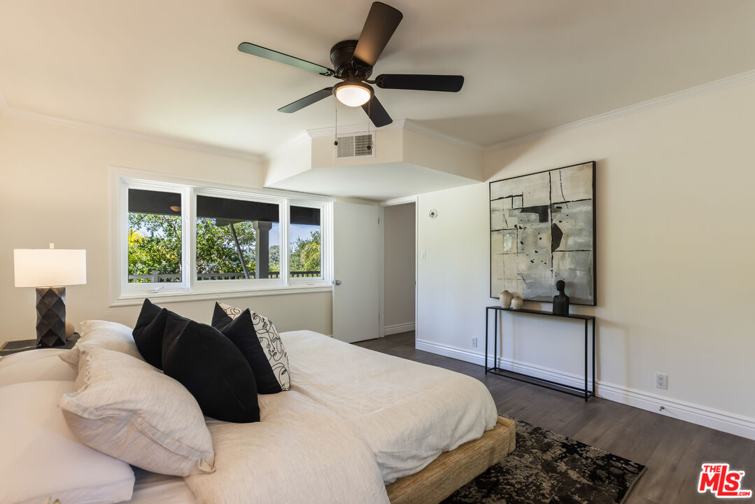 3819 Sunswept Dr