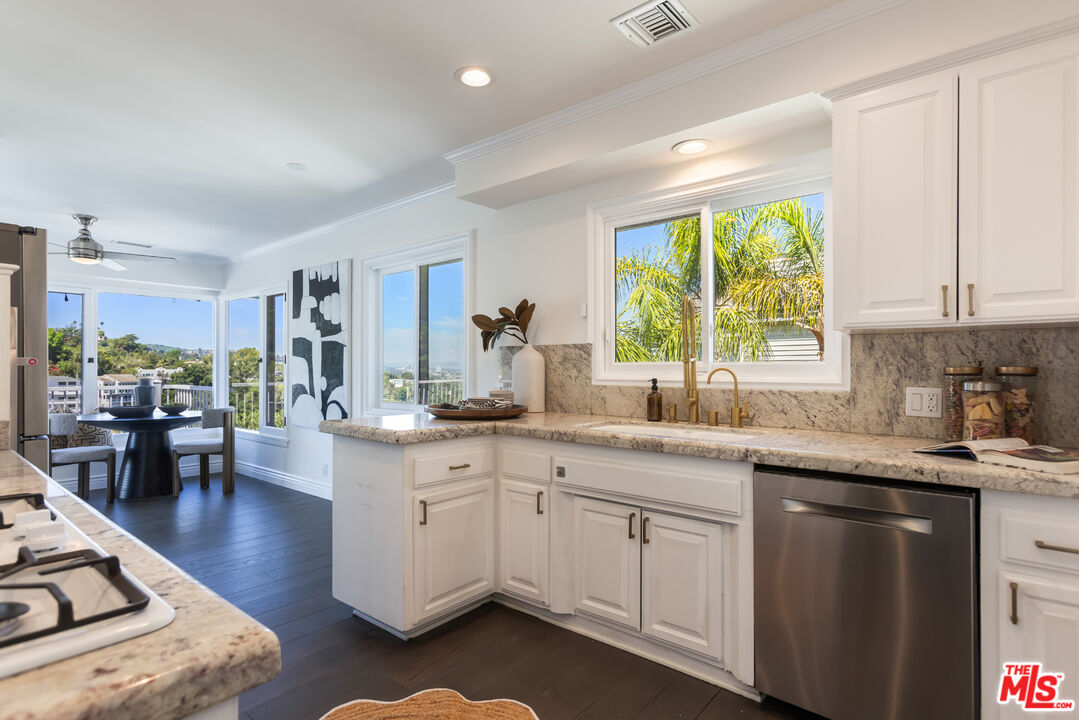 3819 Sunswept Dr
