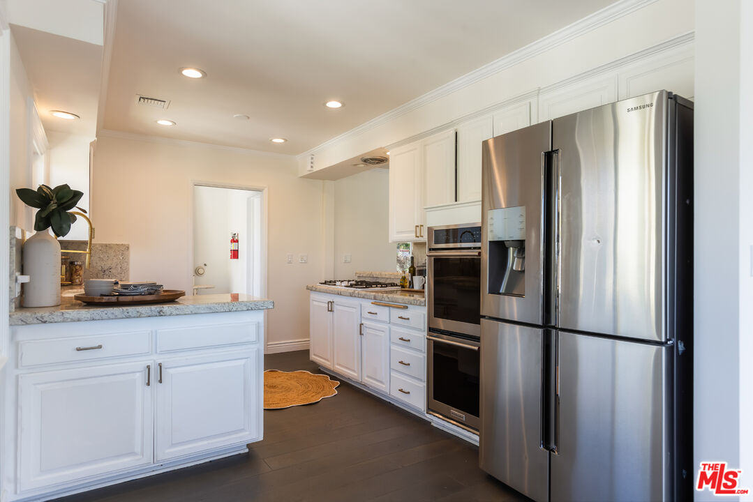 3819 Sunswept Dr