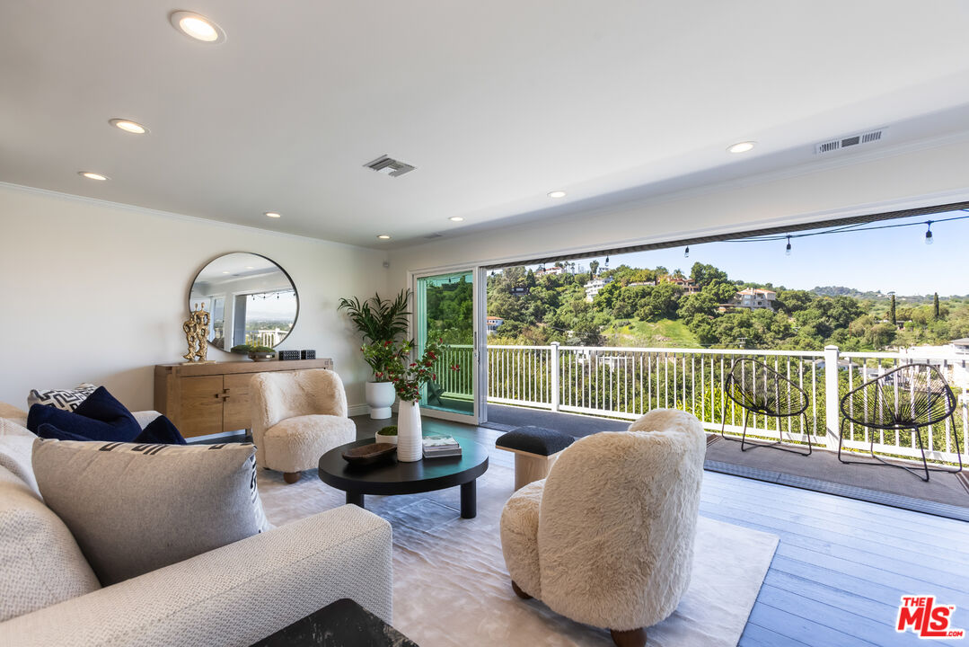 3819 Sunswept Dr