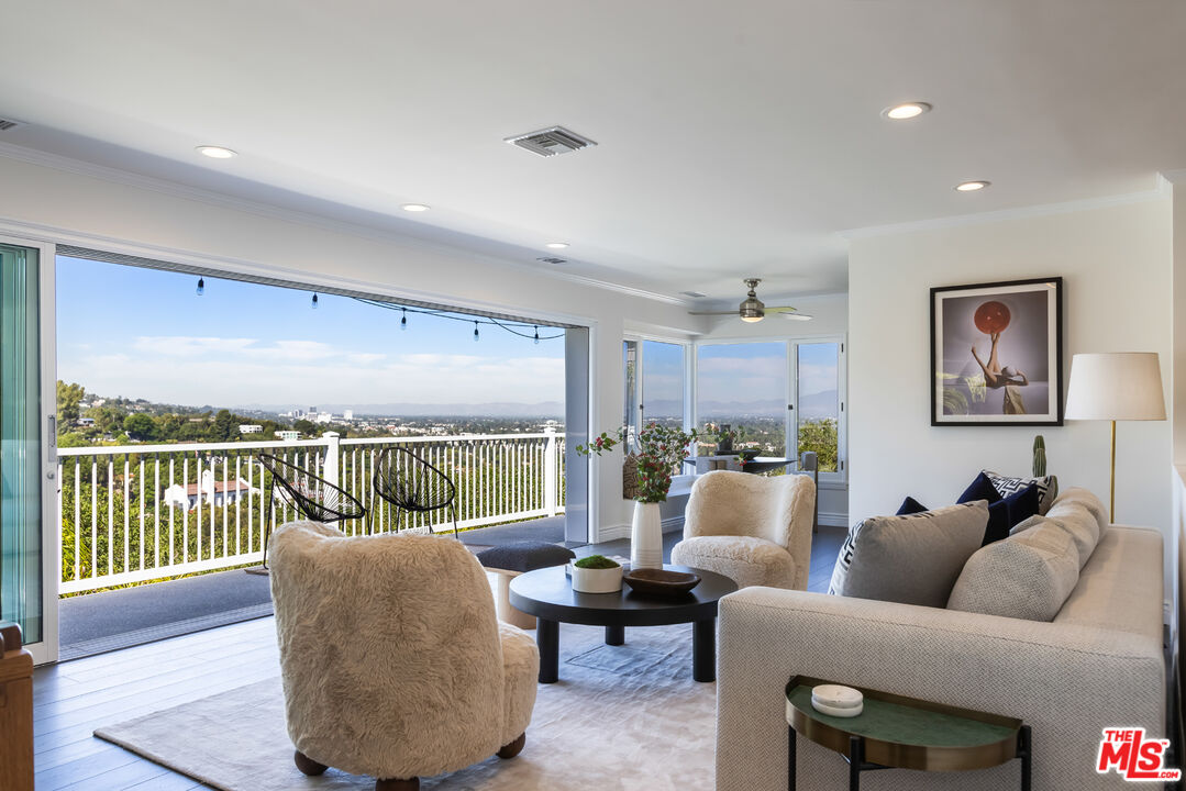 3819 Sunswept Dr