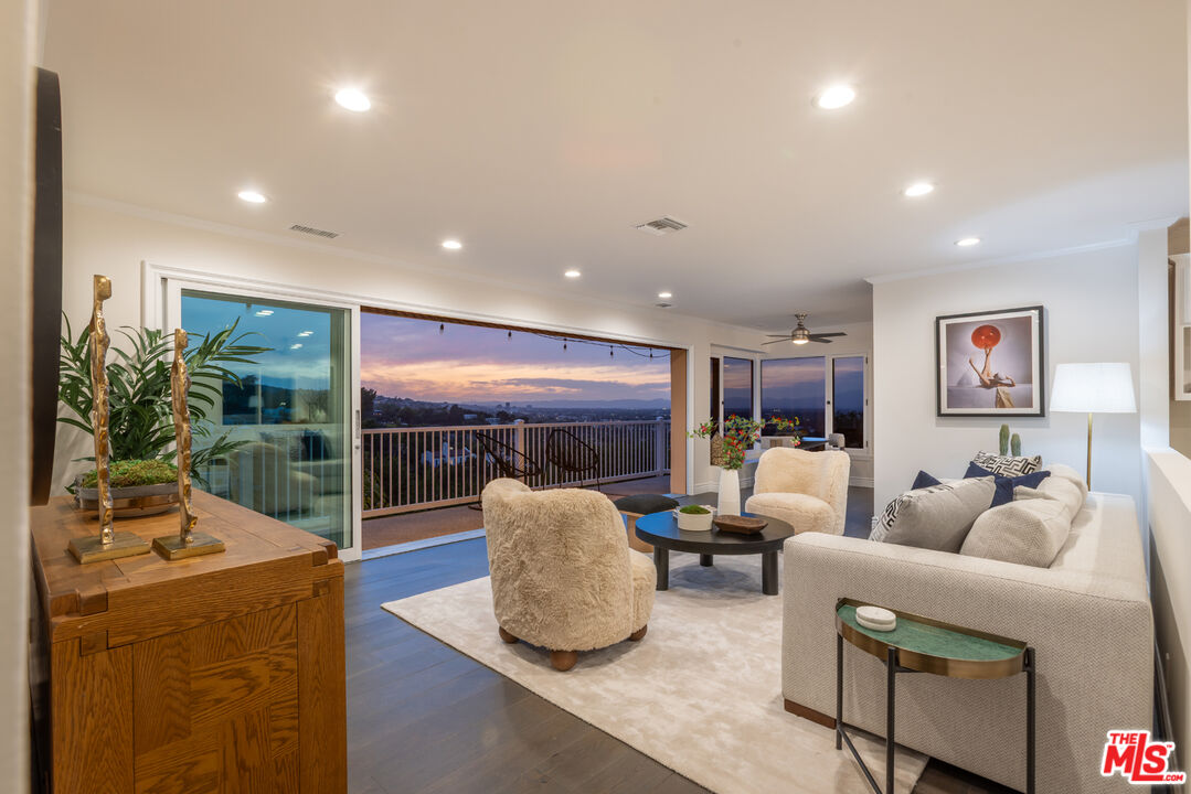 3819 Sunswept Dr