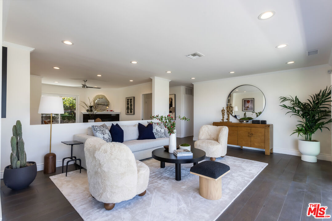 3819 Sunswept Dr