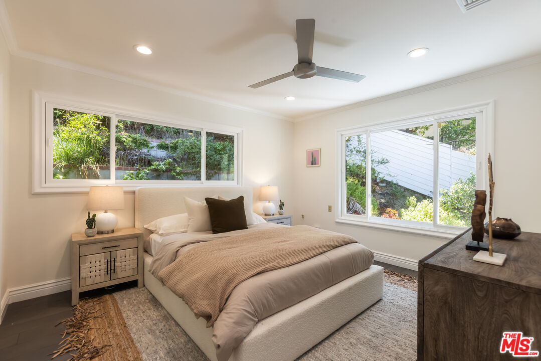 3819 Sunswept Dr