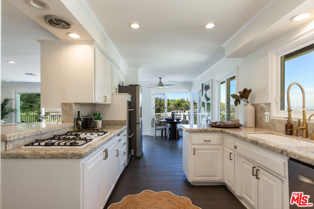 3819 Sunswept Dr