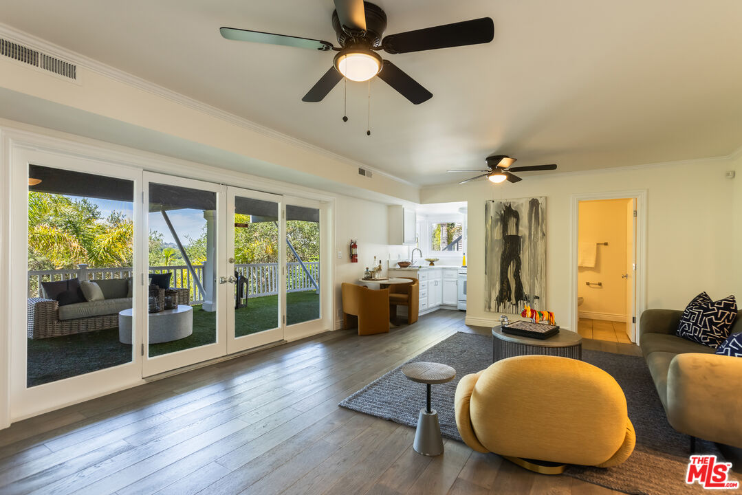 3819 Sunswept Dr