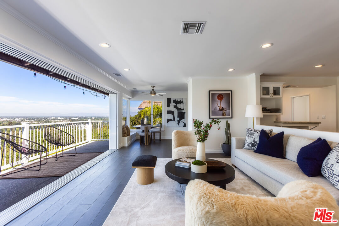 3819 Sunswept Dr