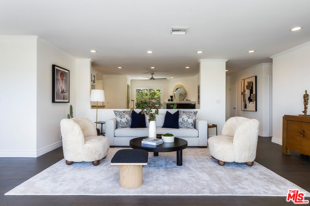 3819 Sunswept Dr