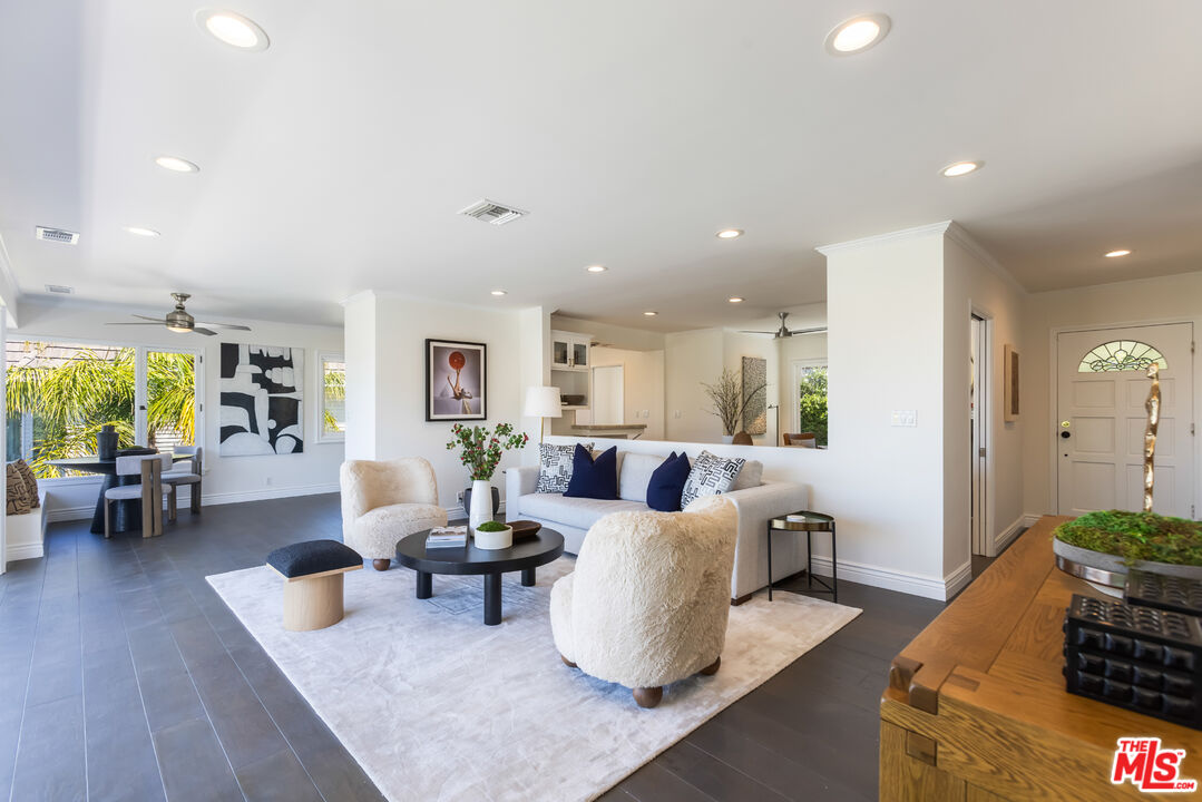 3819 Sunswept Dr