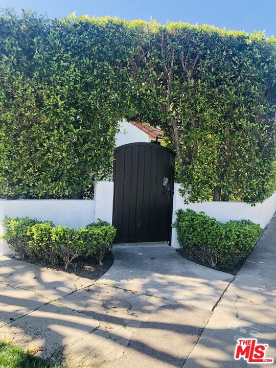 851 N Alfred St Unit: 1/2