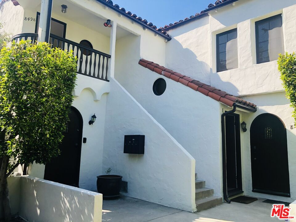 851 N Alfred St Unit: 1/2