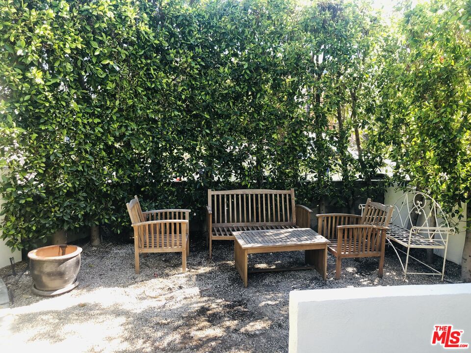 851 N Alfred St Unit: 1/2