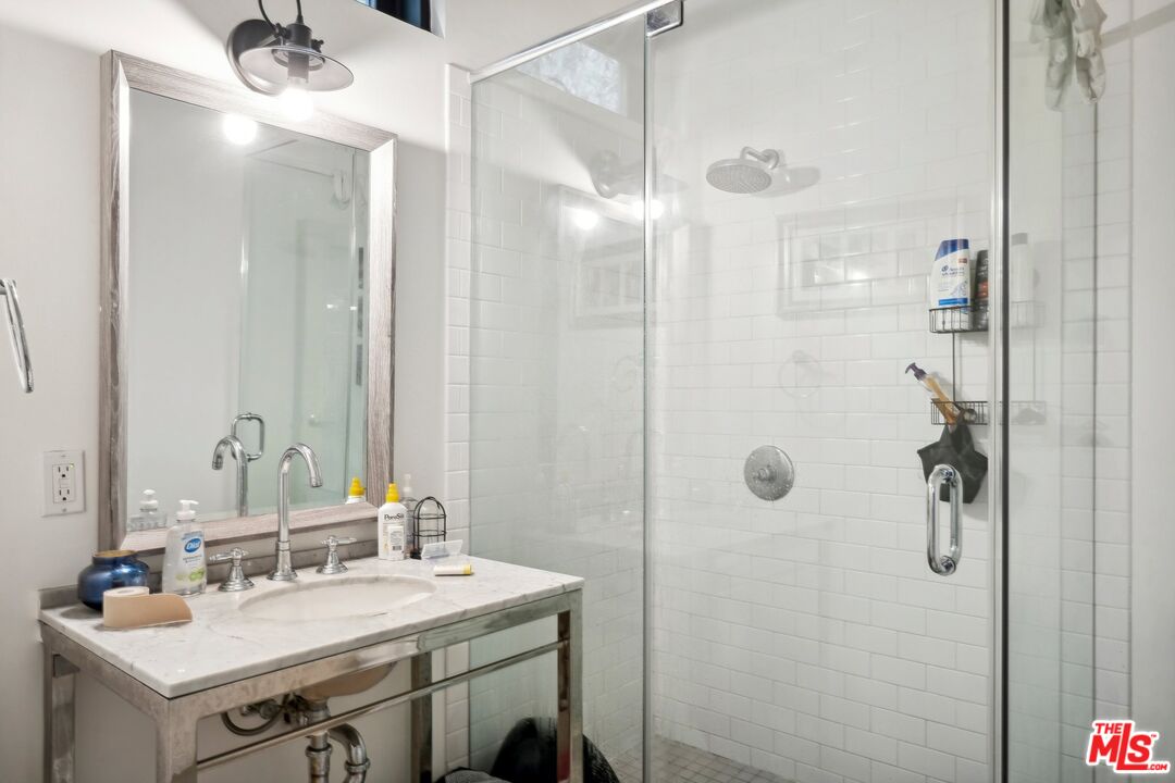 815 Hampton Dr Unit: 3