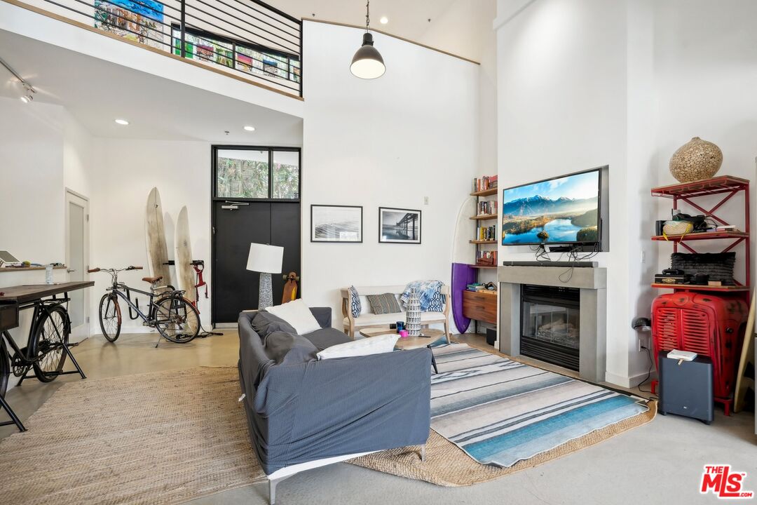 815 Hampton Dr Unit: 3