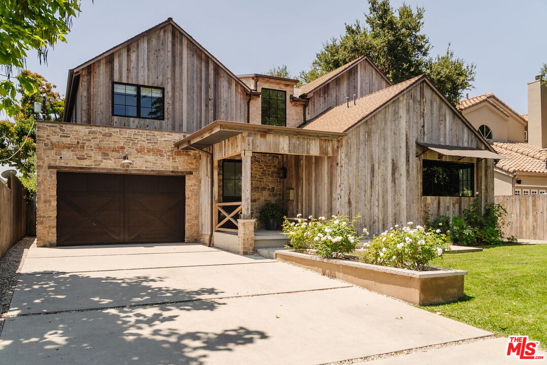 11734 Huston St