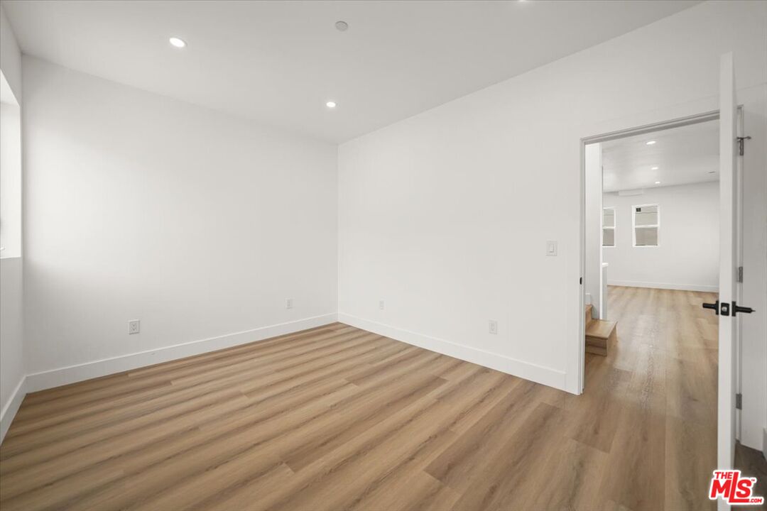 910 N Hudson Ave