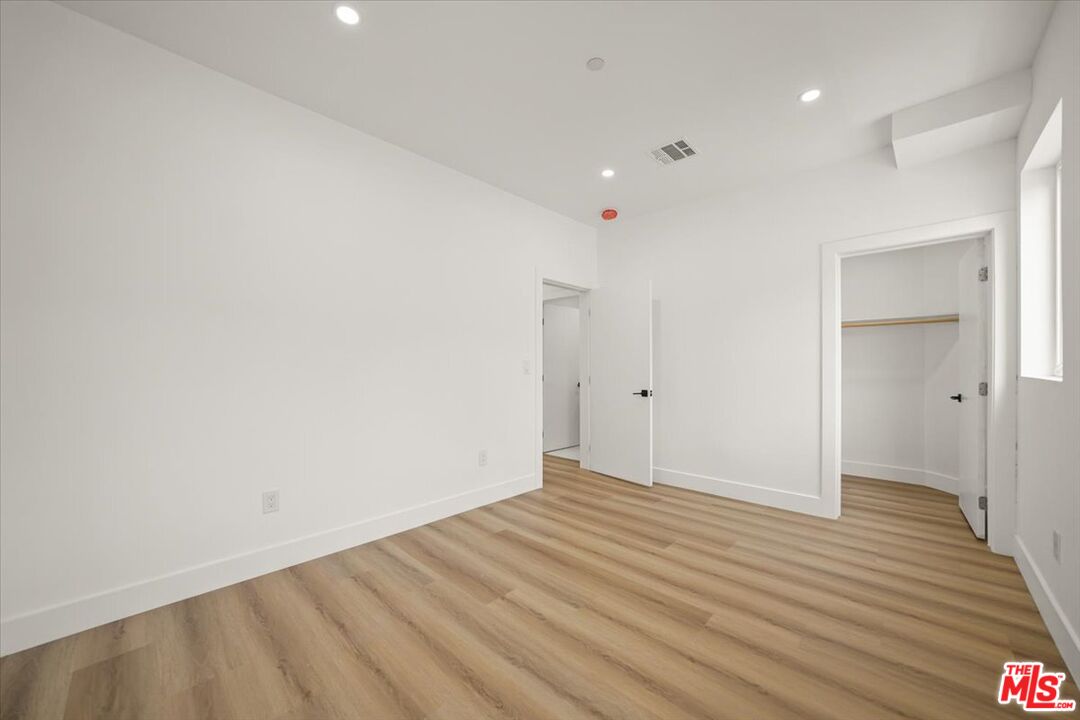 910 N Hudson Ave