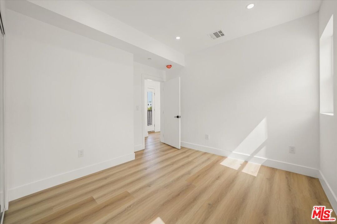 910 N Hudson Ave