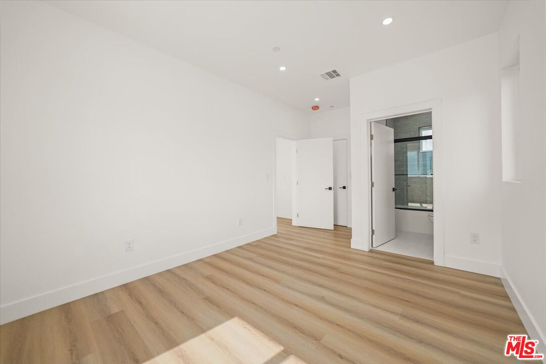 910 N Hudson Ave