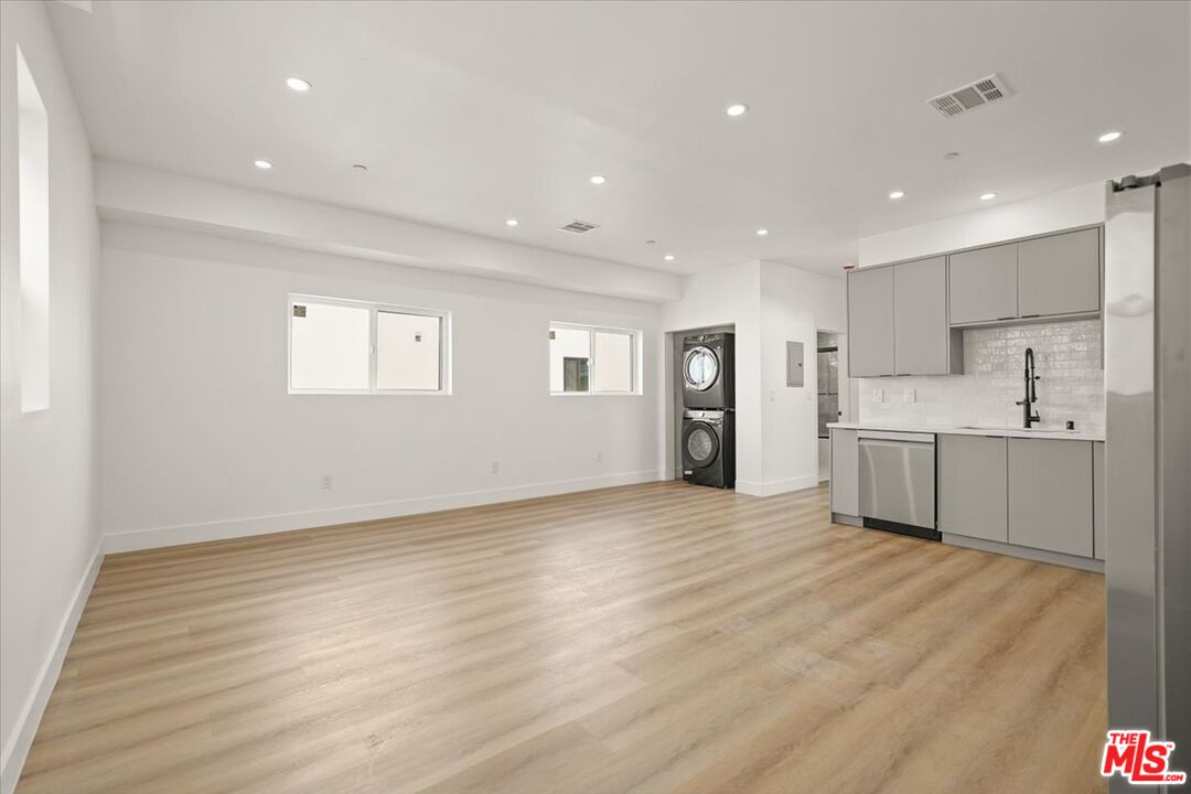 910 N Hudson Ave
