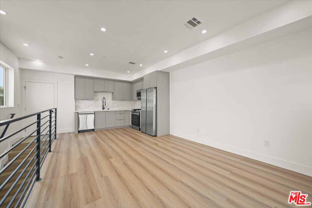 910 N Hudson Ave