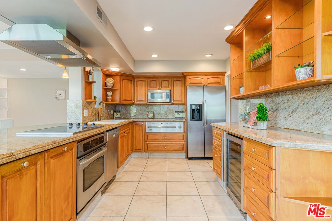 818 N Doheny Dr Unit: 501