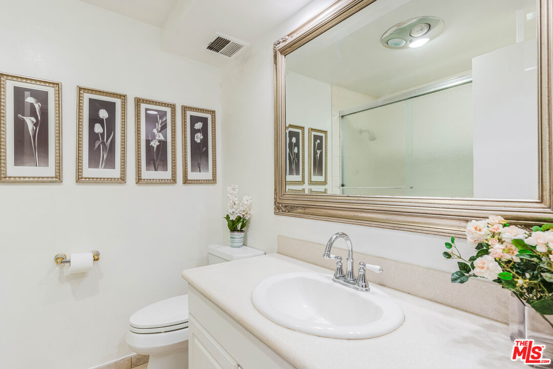 818 N Doheny Dr Unit: 501