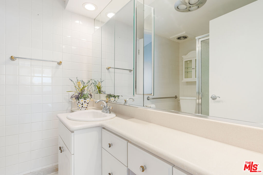 818 N Doheny Dr Unit: 501