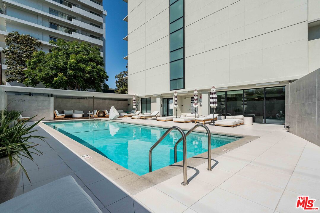818 N Doheny Dr Unit: 501