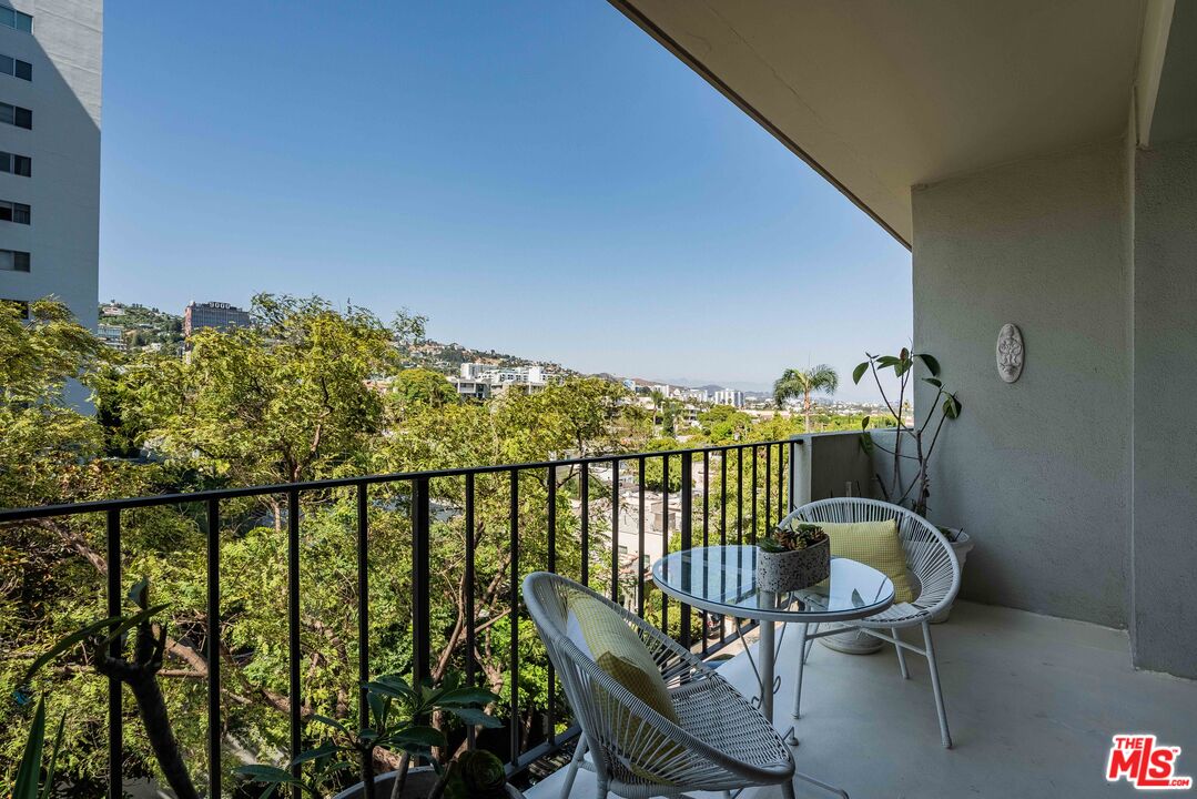 818 N Doheny Dr Unit: 501