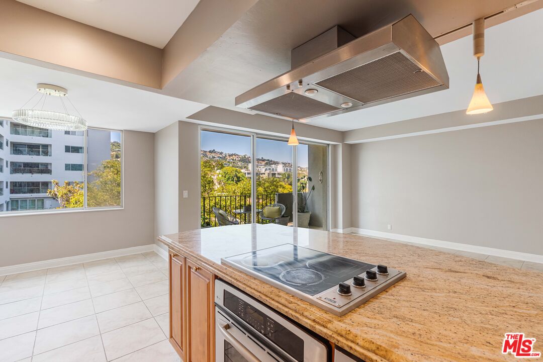 818 N Doheny Dr Unit: 501