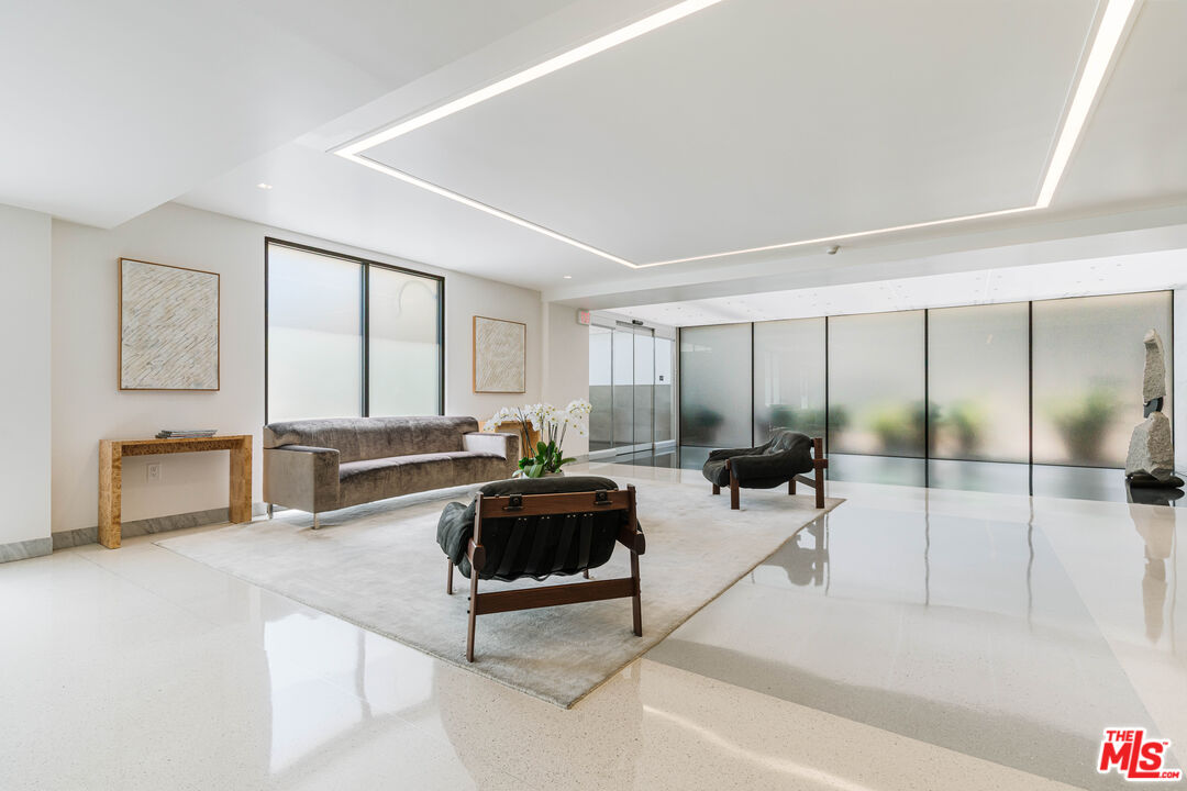 818 N Doheny Dr Unit: 501